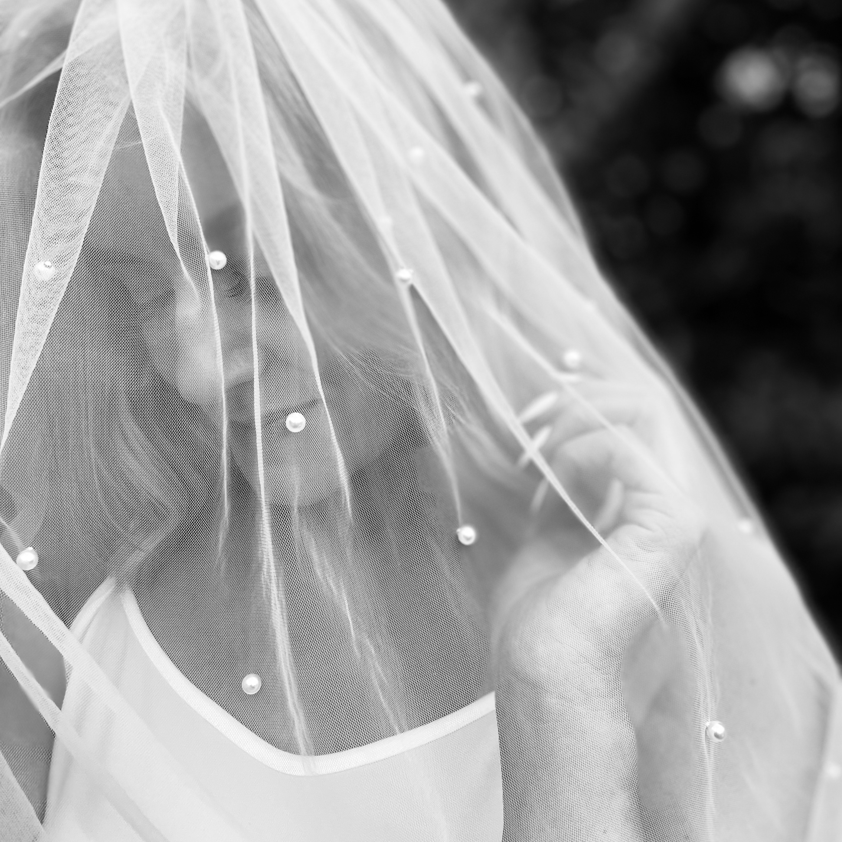 Scattered pearl elbow length veil