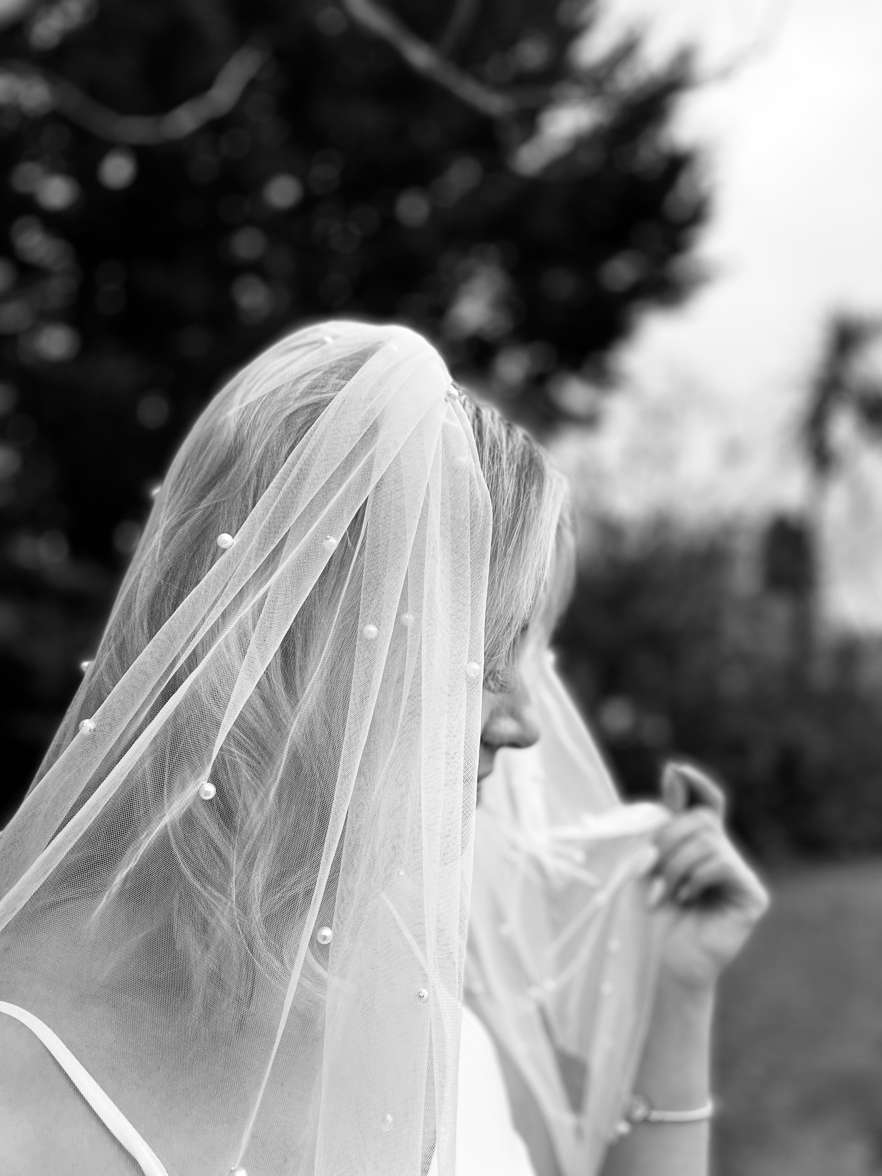 Scattered pearl elbow length veil
