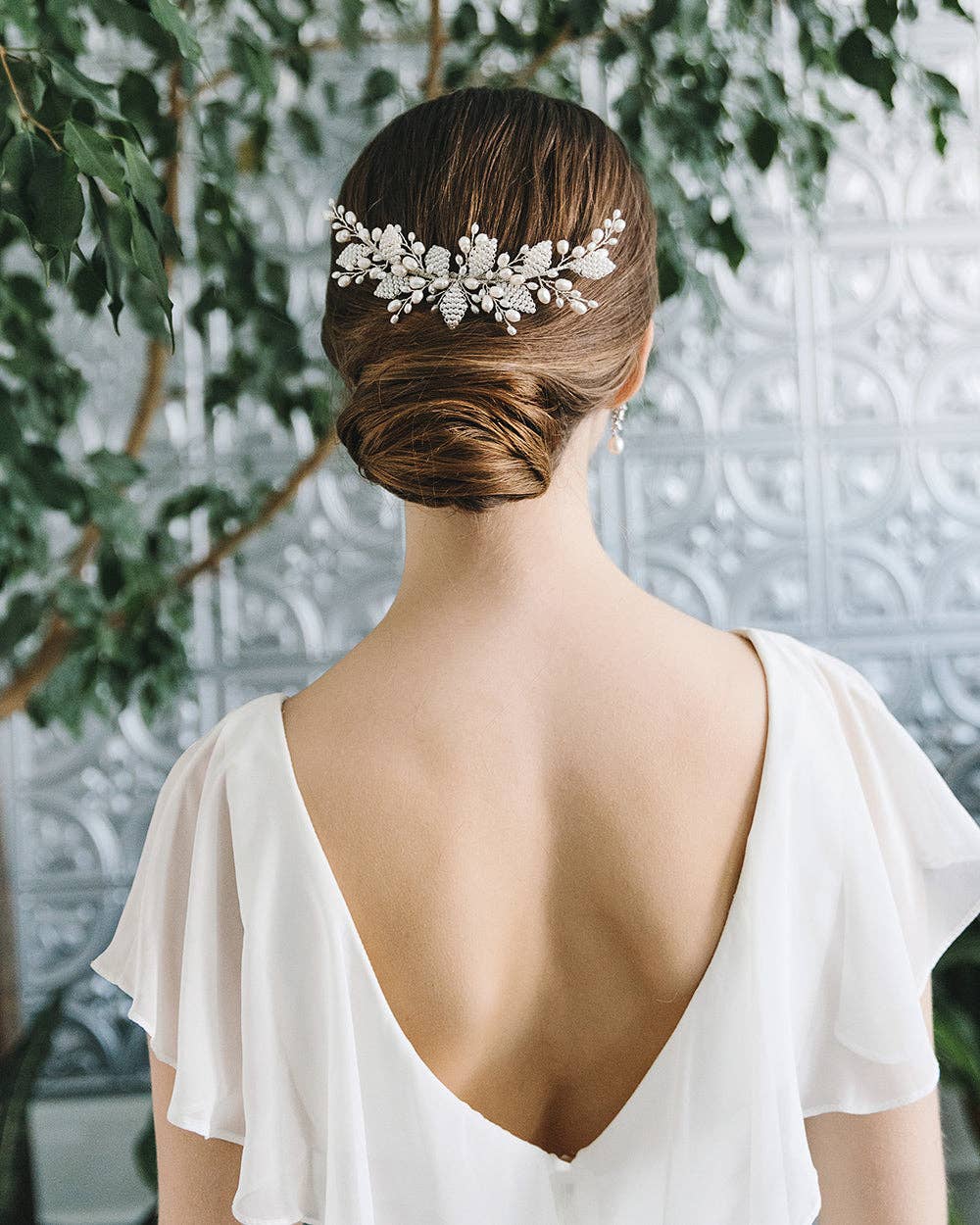 Add timeless elegance to your bridal look with this Aria pearl floral hair comb. Perfect for weddings and special occasions. Handmade, lightweight and easy to wear