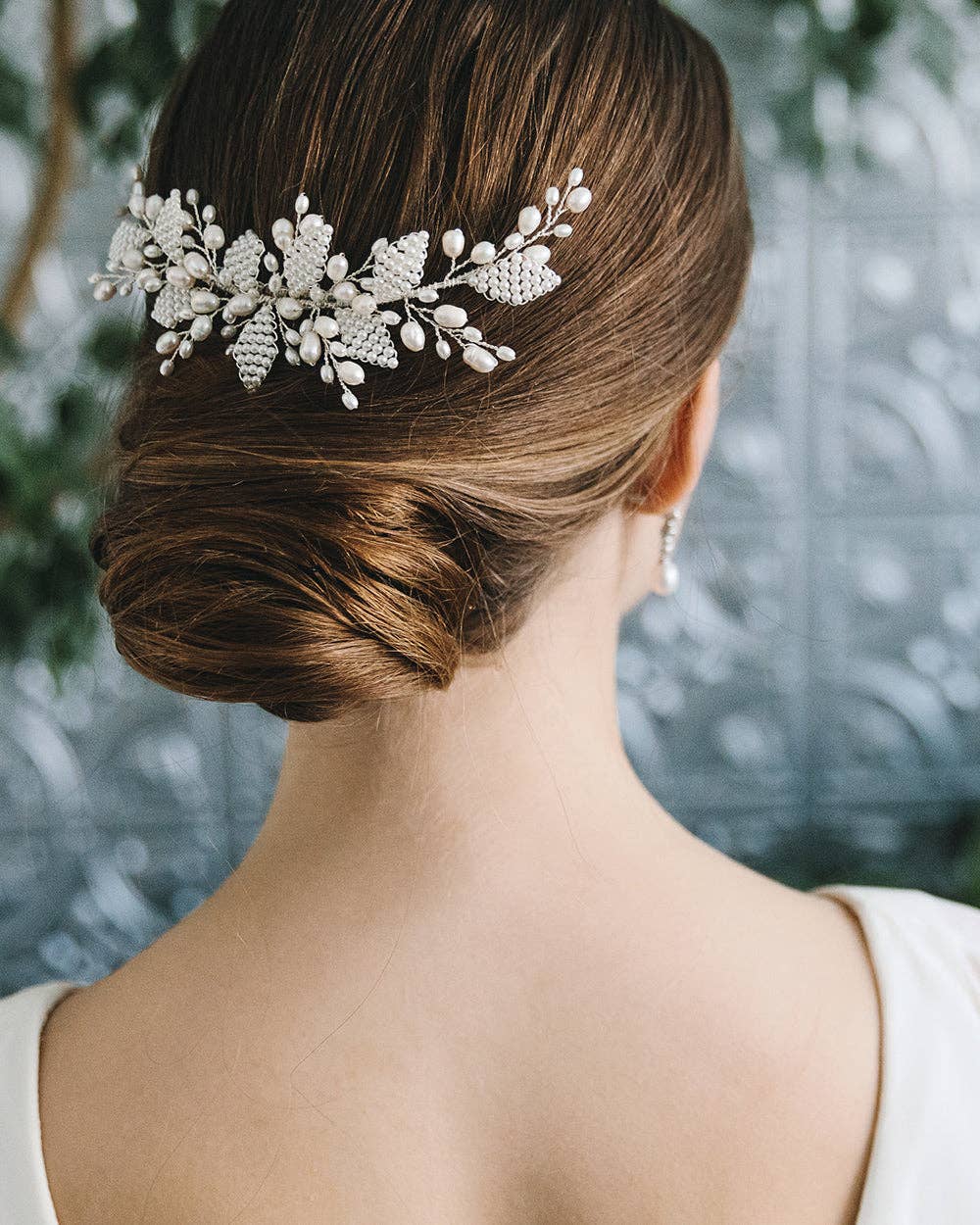 Add timeless elegance to your bridal look with this Aria pearl floral hair comb. Perfect for weddings and special occasions. Handmade, lightweight and easy to wear