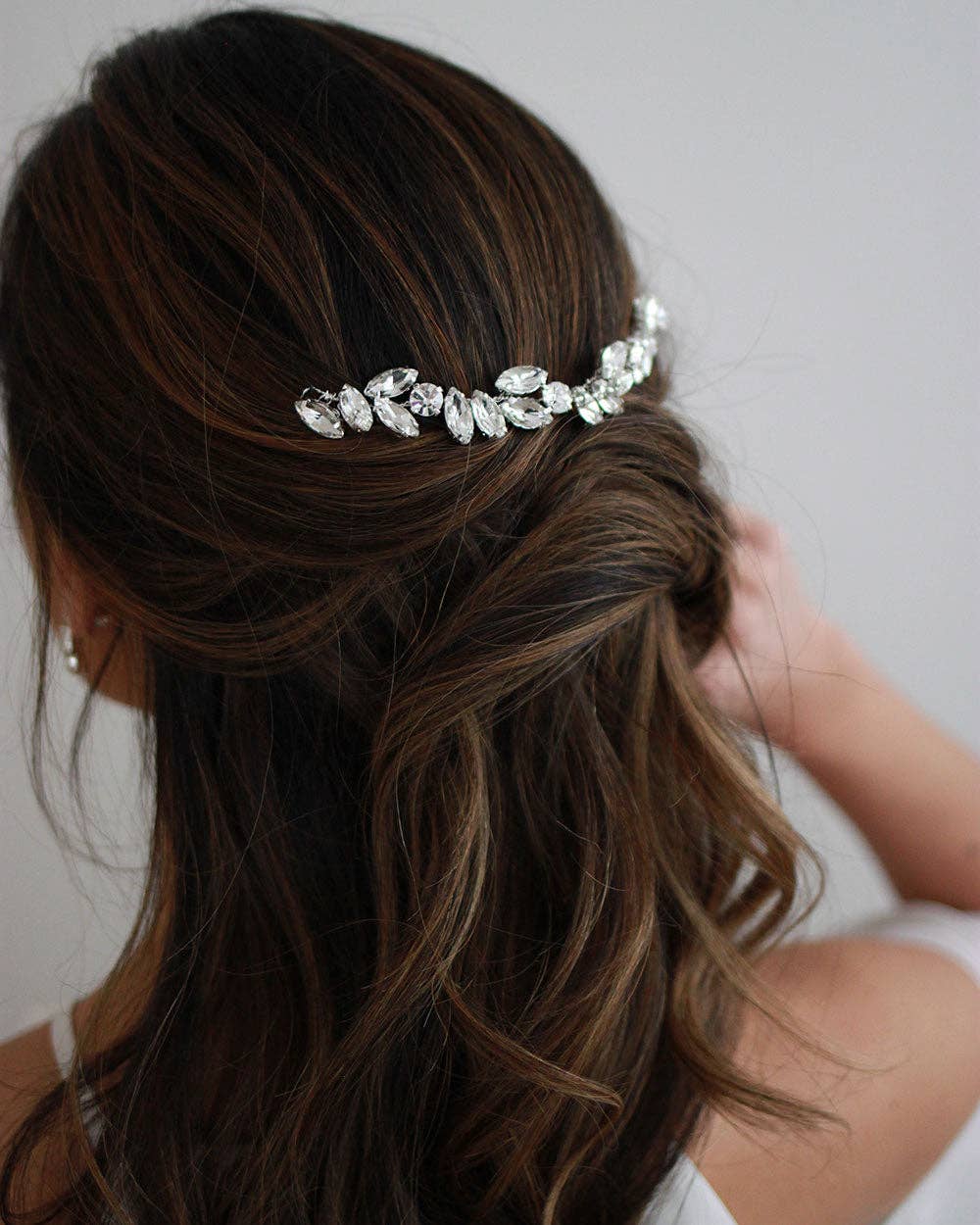 Add a radiant touch of glamour to your wedding day ensemble with the Skyla Crystal Headpiece—a breathtaking accessory designed to dazzle with every step you take. Whether you're envisioning a romantic garden ceremony or an elegant ballroom affair, Skyla brings a refined shimmer that enhances your bridal style with effortless beauty.